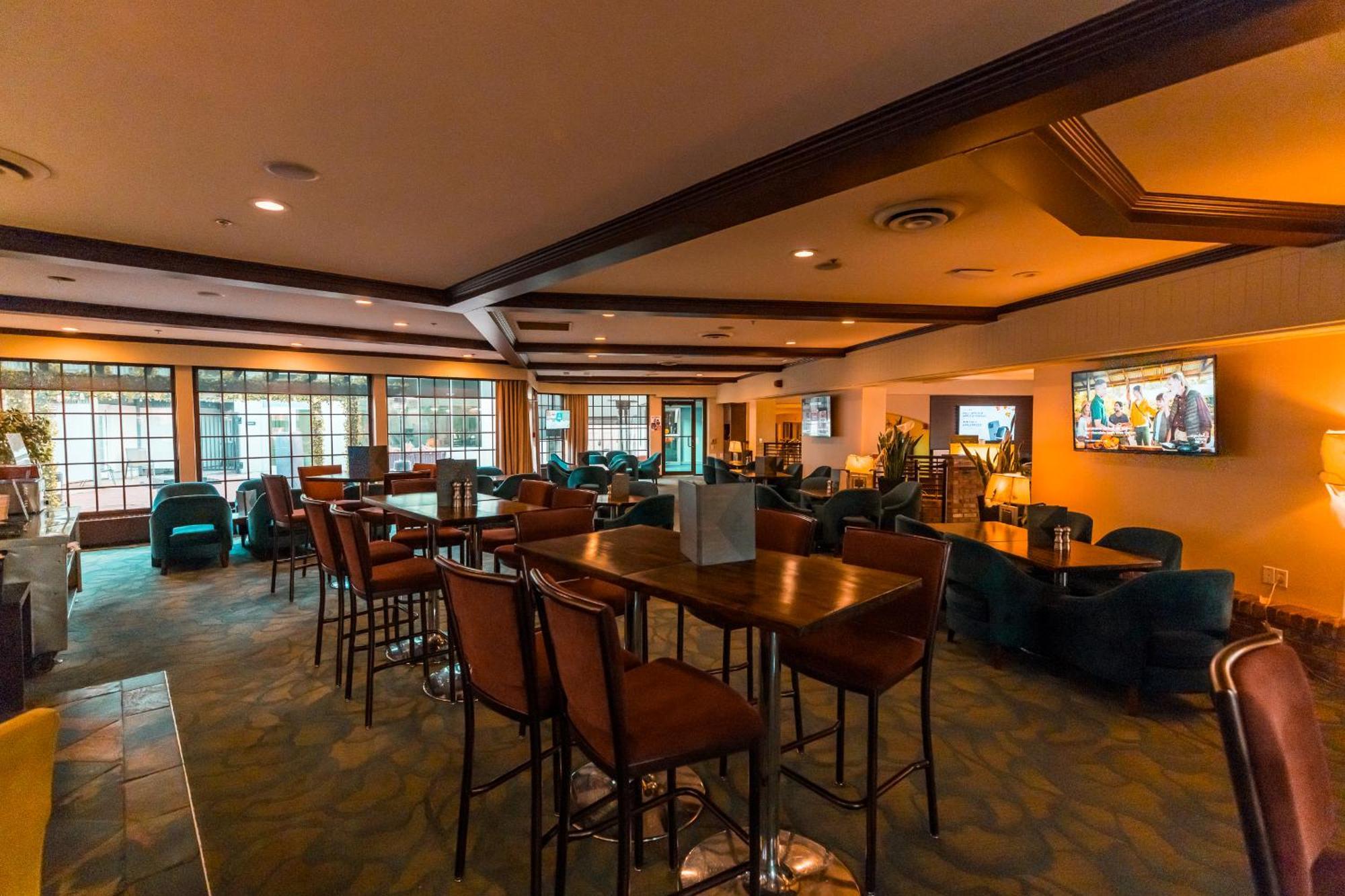 Red Deer Resort & Casino Екстер'єр фото
